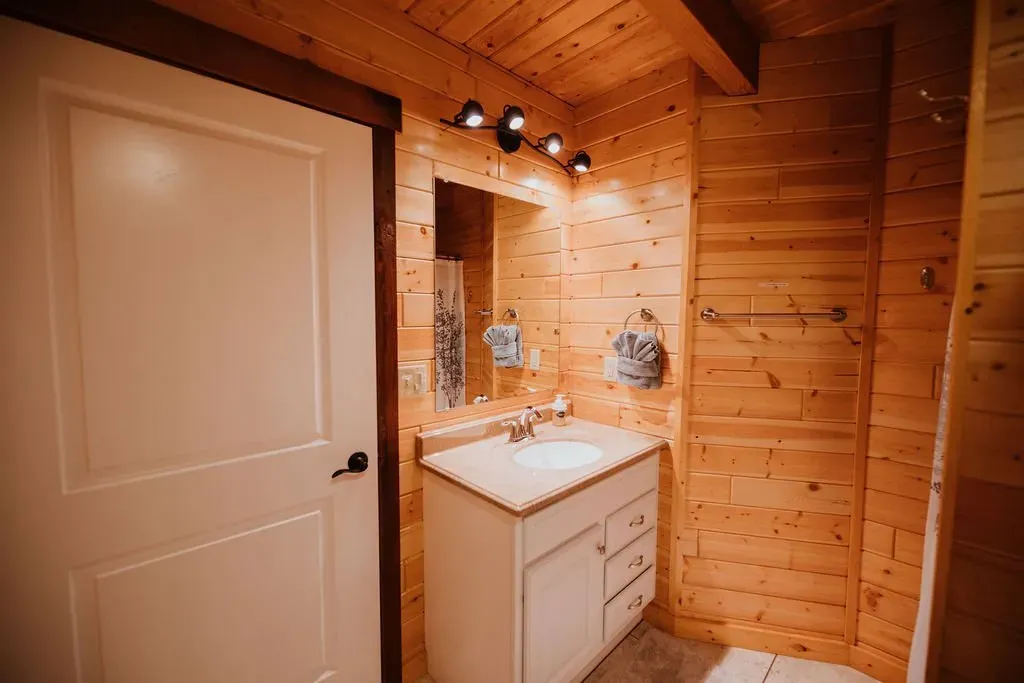 Moss Hill Cabin Comfort Room - Mindoro, WI - High Point Retreats