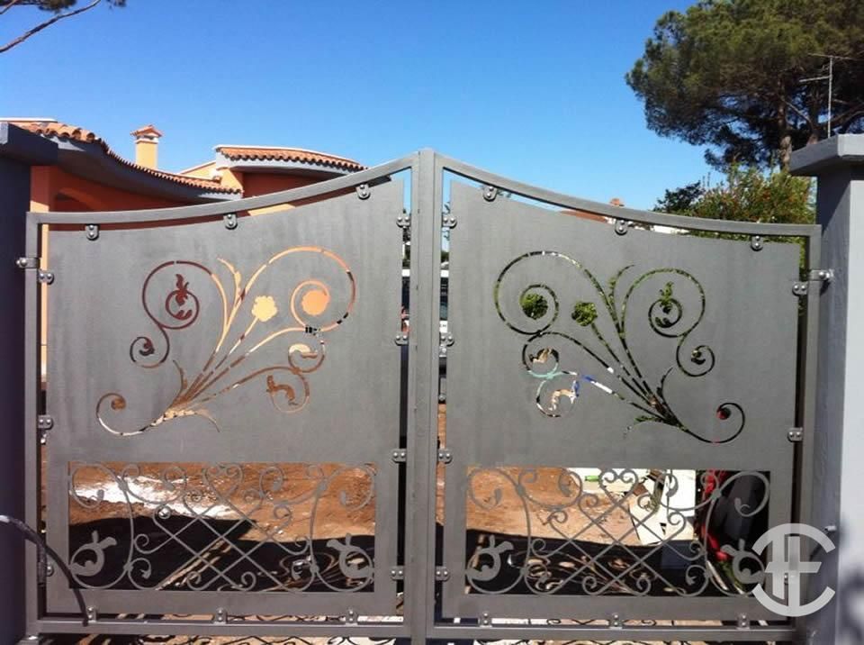cancello in ferro con decorazioni