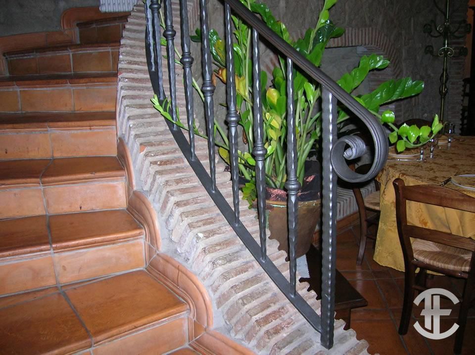 ringhiera in ferro su scala in pietra