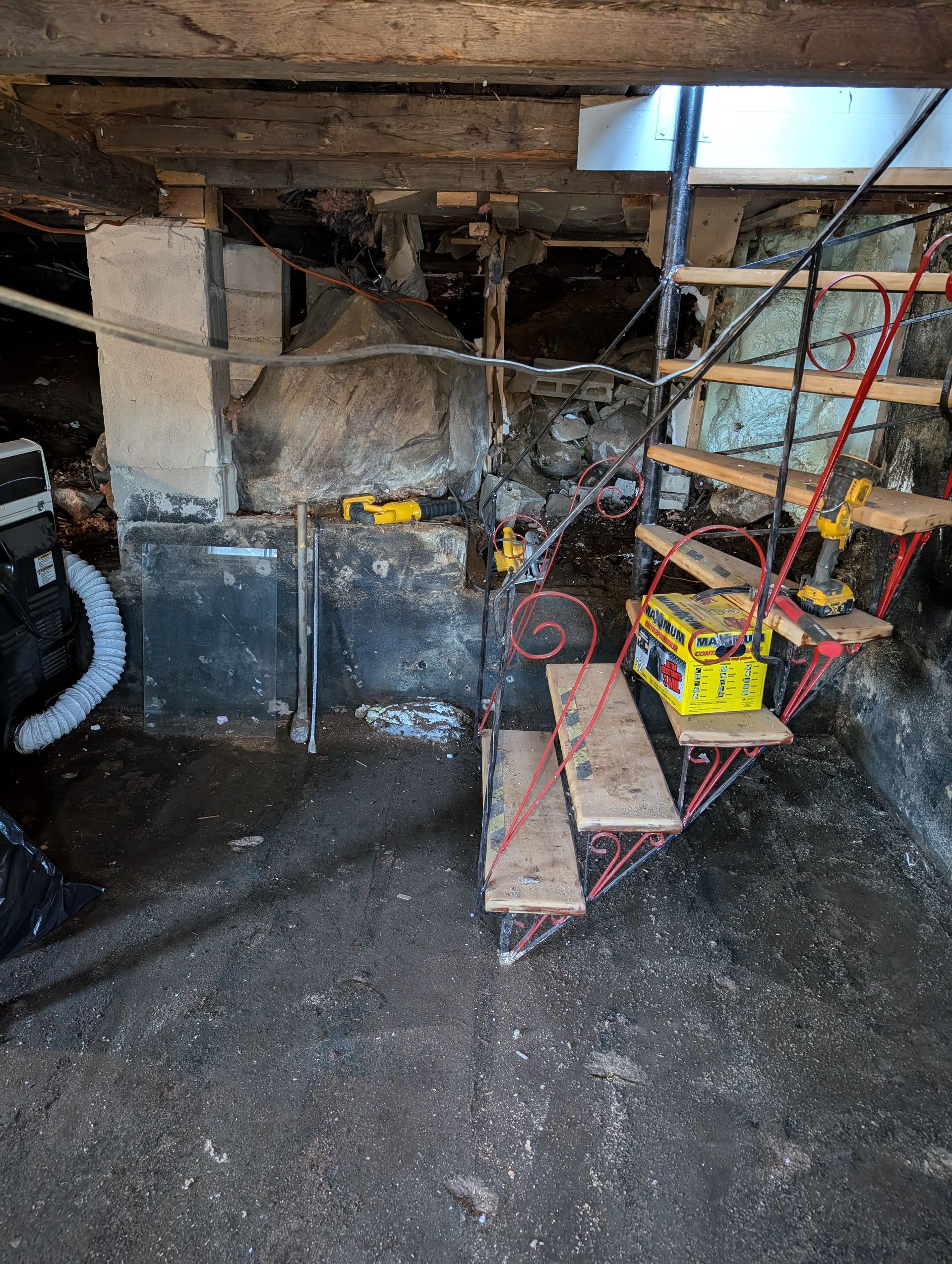 Un escalier est en cours de construction dans un sous-sol.