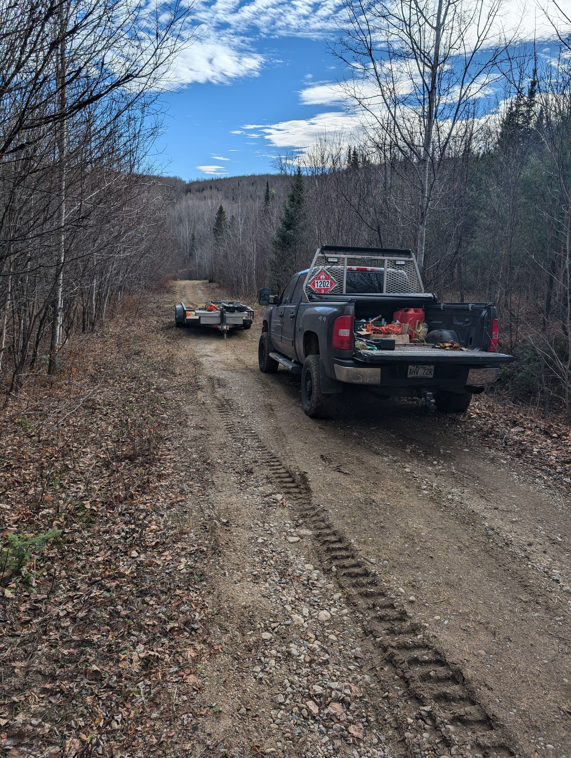 Un camion est garé sur le bord d'un chemin de terre.