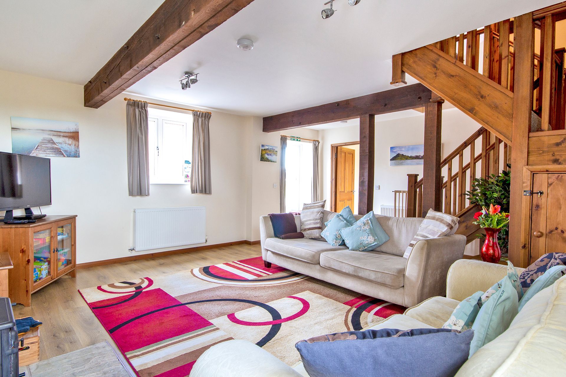 Sitting room with beams and sofas