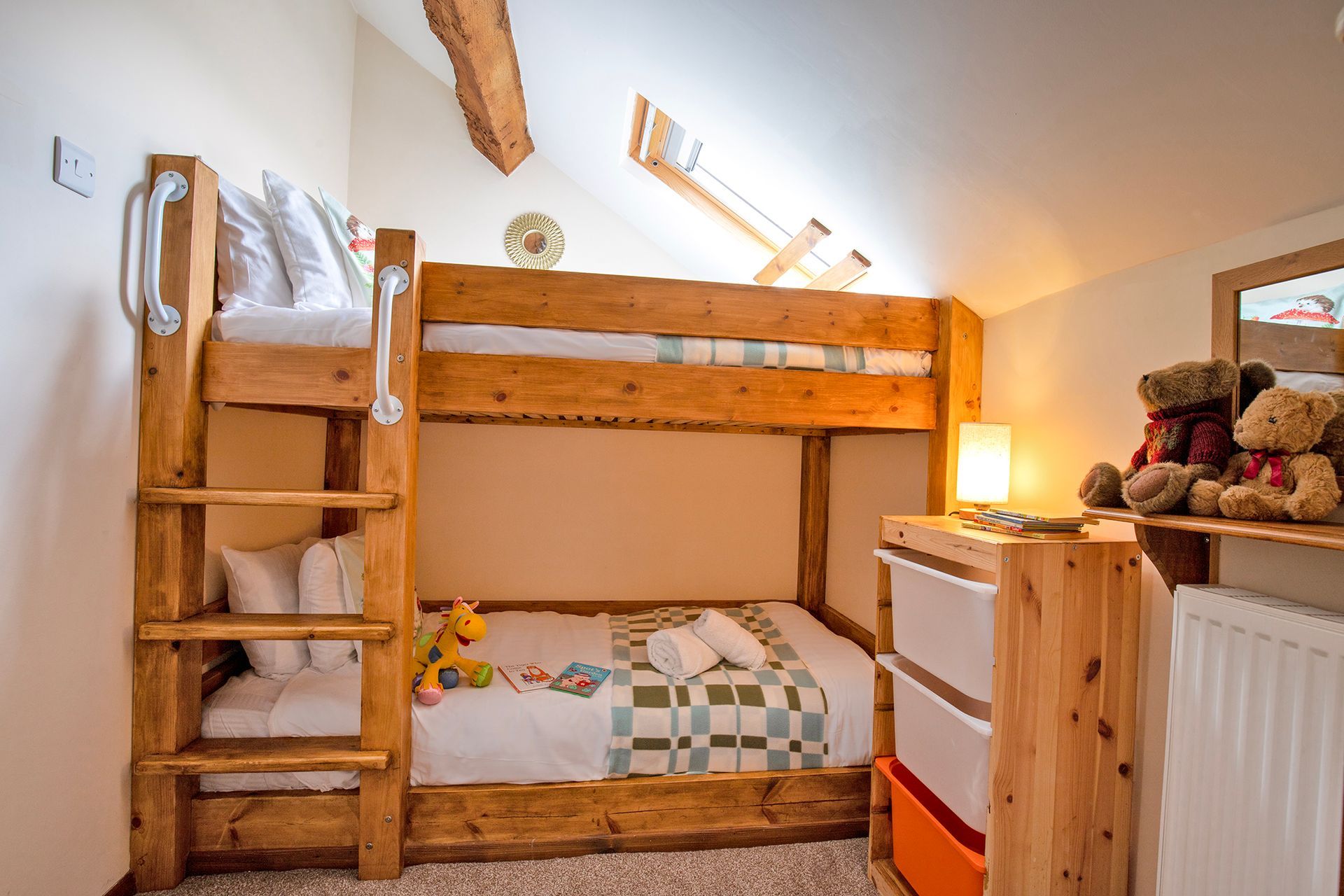Children's wooden bunkbeds with teddy bears