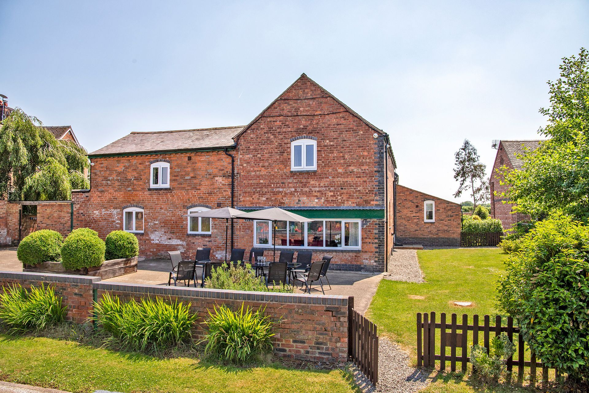 James's Parlour red brick holiday cottage with large garden and patio area in the Summer