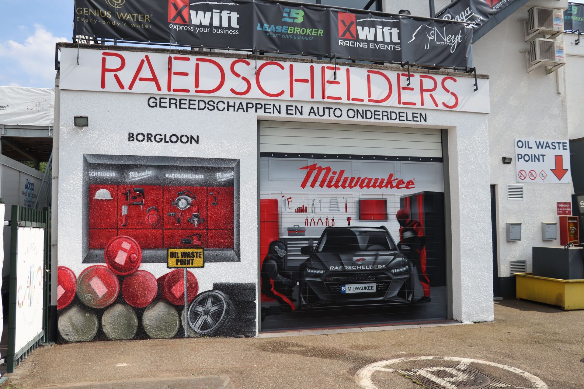 Overzicht van de volledige muurschildering op Circuit Zolder, met een Audi RS6, een realistisch raam en de branding van Milwaukee-tools.
