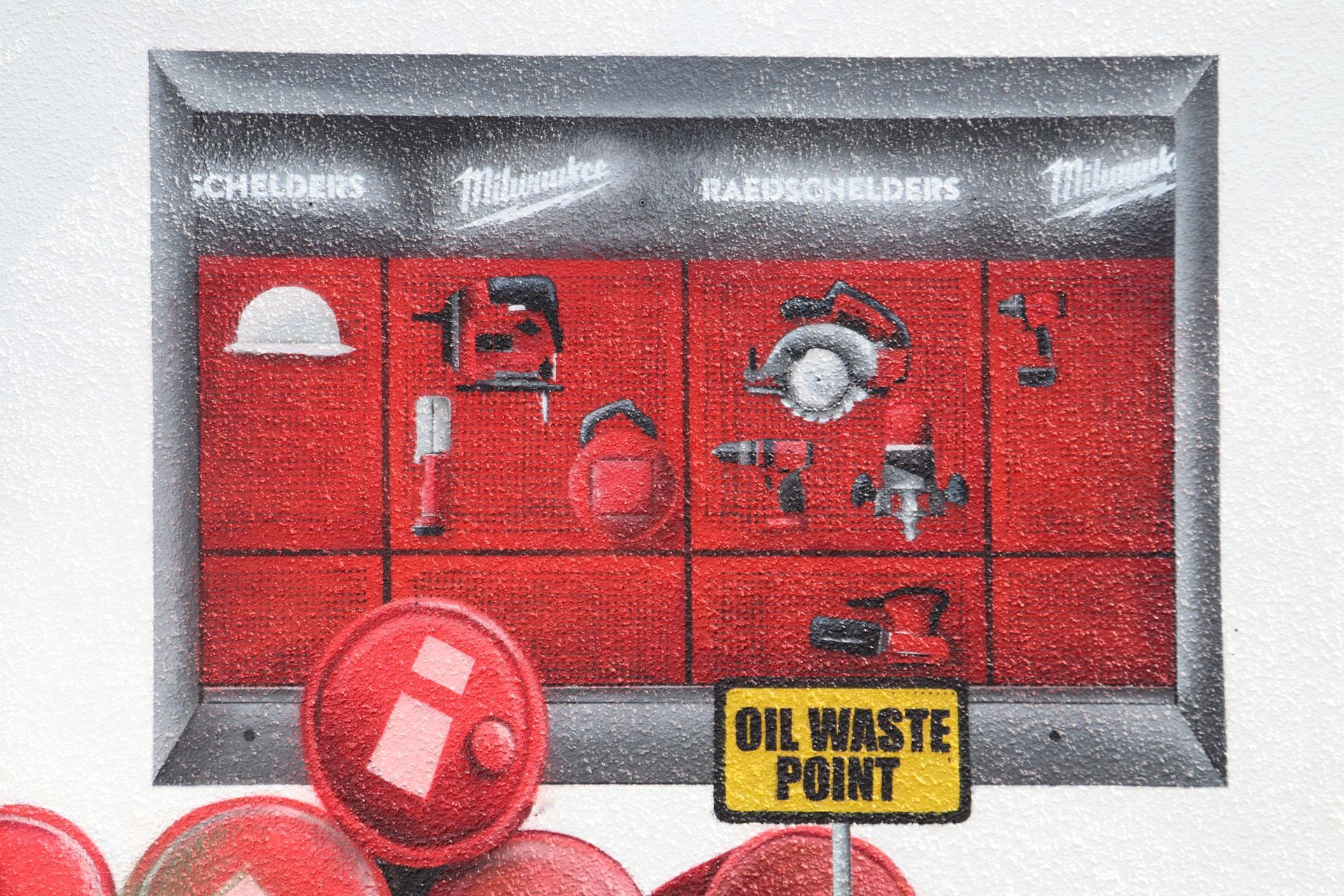 Geschilderd raam met een assortiment Milwaukee-tools en materialen, onderdeel van een reclame-muurschildering op Circuit Zolder