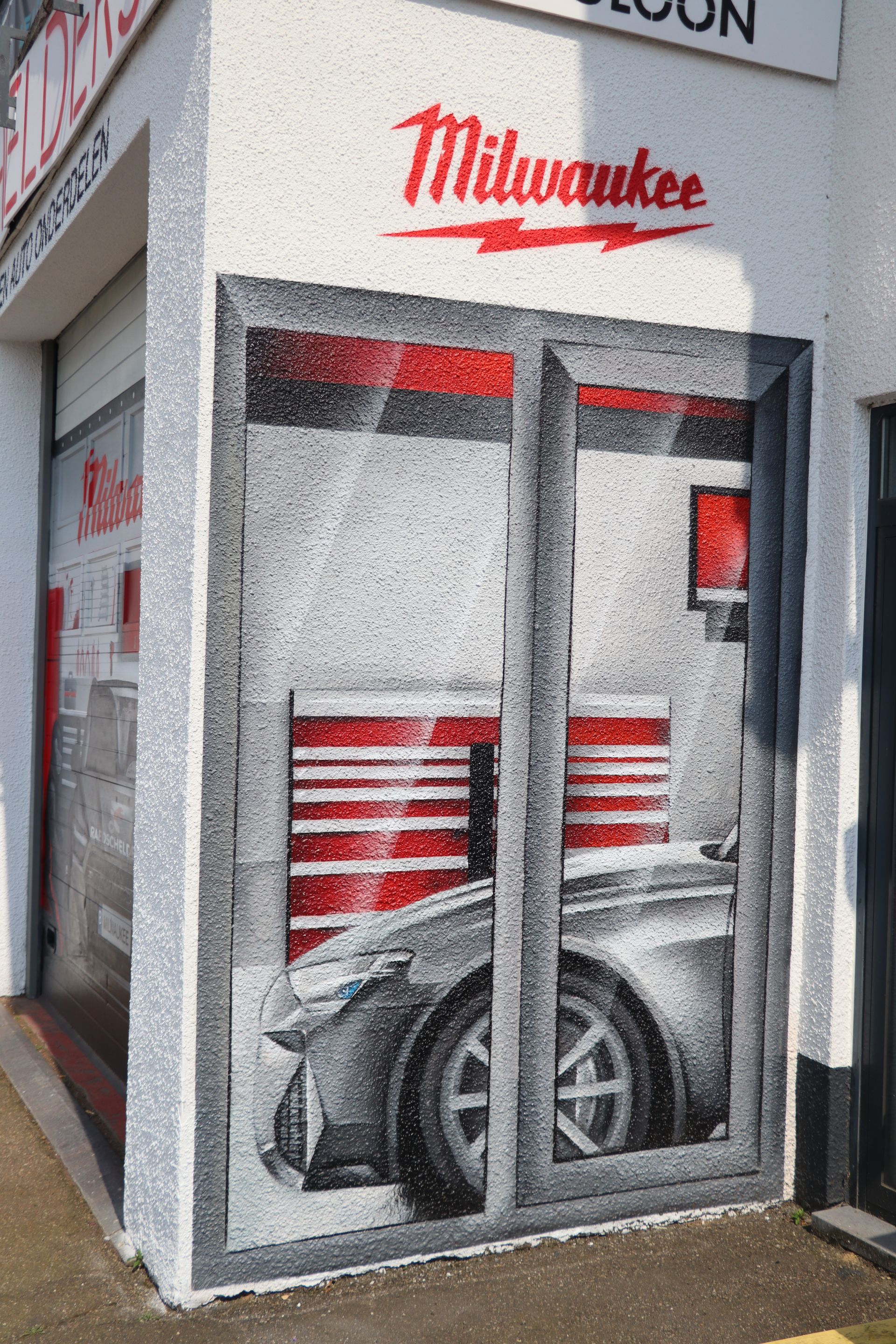 Muurschildering van een Audi RS6 in zijaanzicht, diepte en perspectief gecreëerd op de gevel van een gebouw op Circuit Zolder