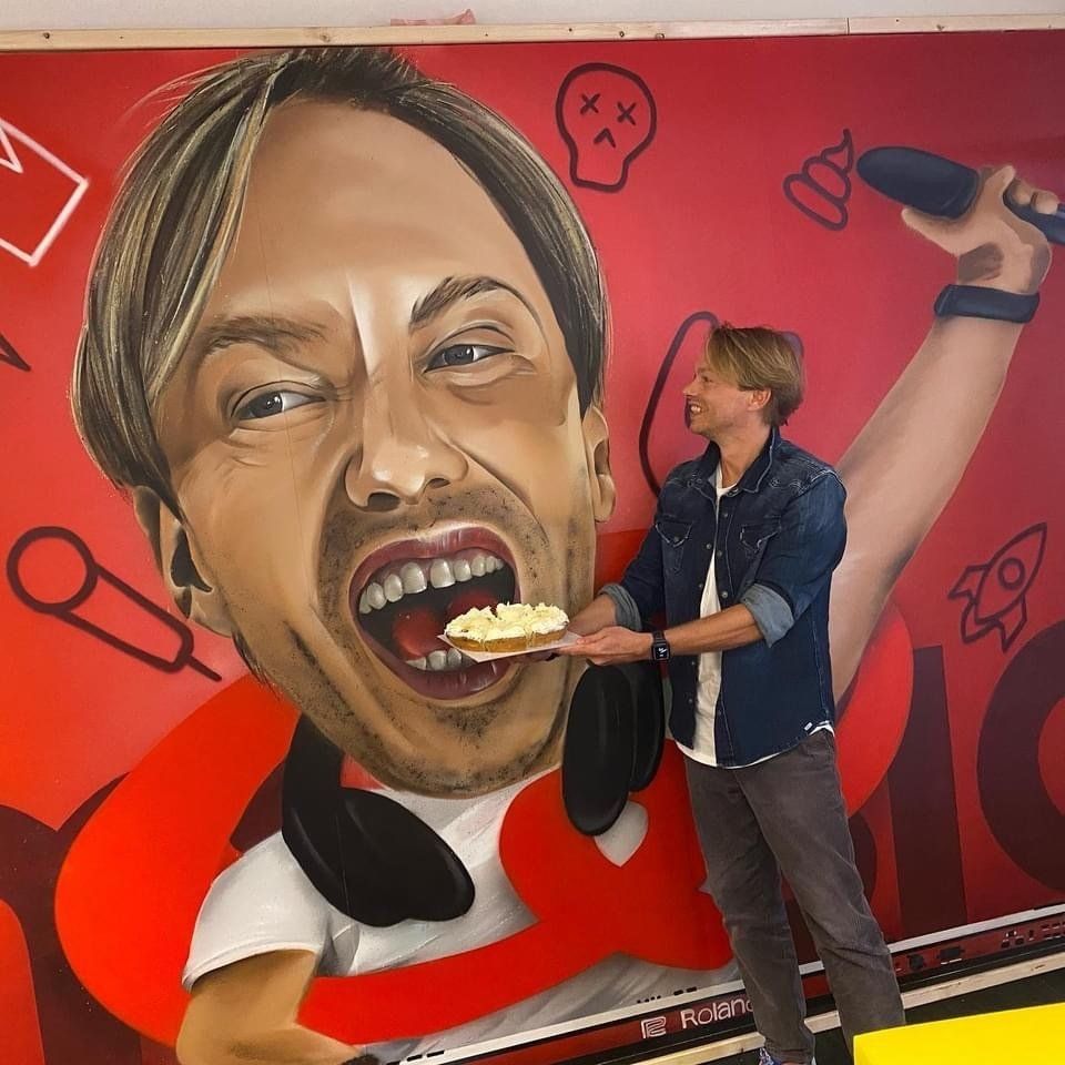 Dj Regi verjaardag cadeau Q-Music