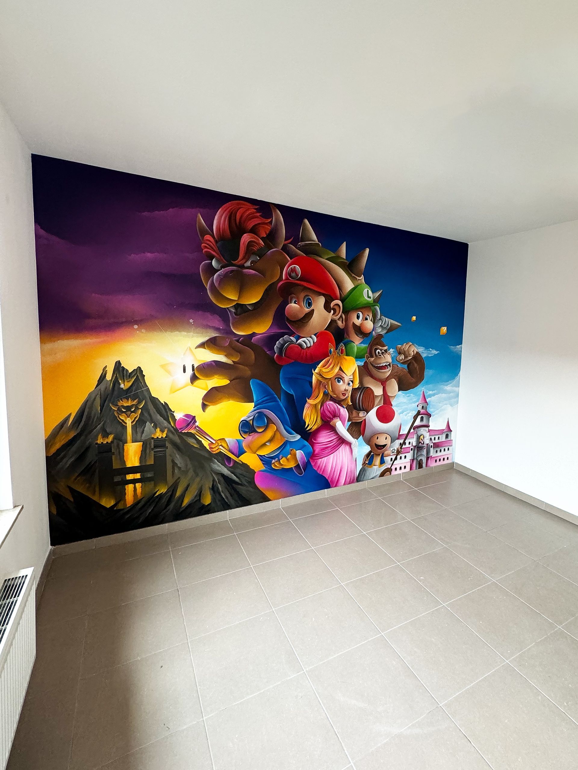Compleet afgewerkte Super Mario muurschildering in een kinderkamer met levendige kleuren en iconische karakters.