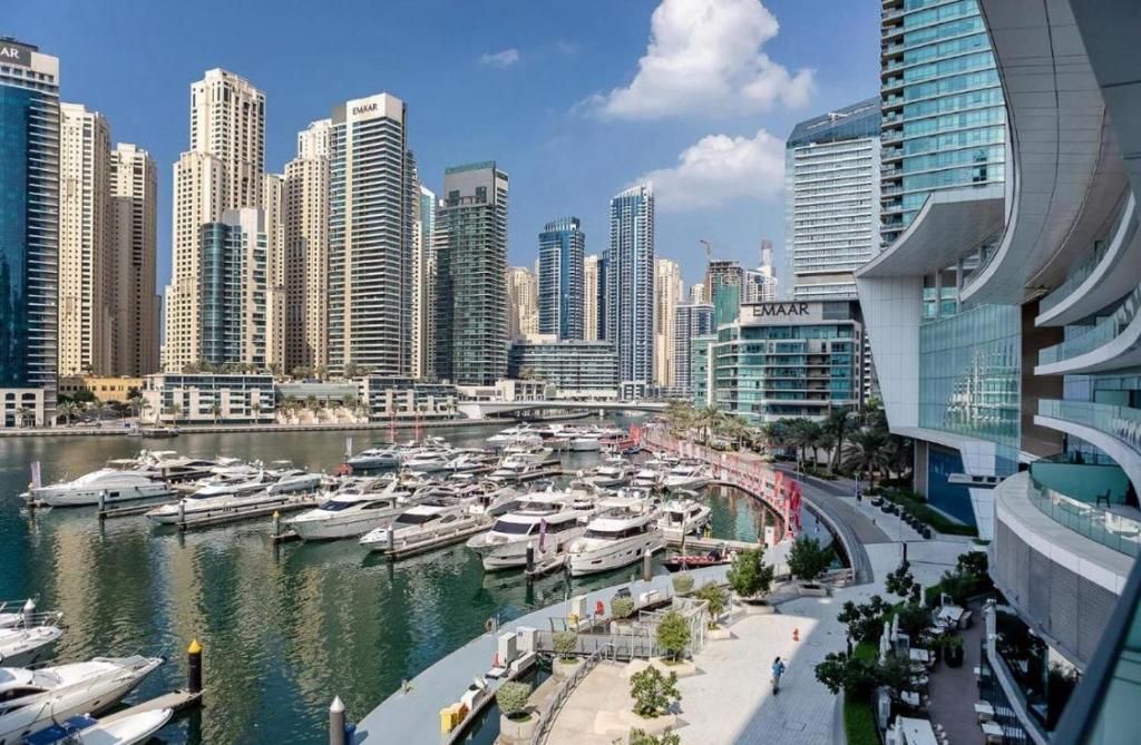 Uma cidade com muitos edifícios e barcos na água