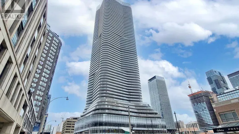 Um edifício alto no meio de uma cidade cercado por outros edifícios.