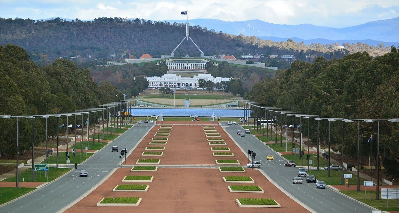 Uma vista do edifício do parlamento australiano do outro lado da rua
