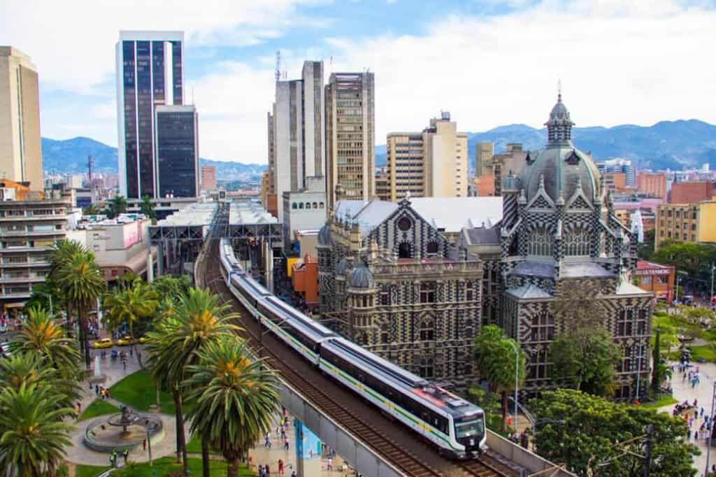 Uma vista aérea de um trem viajando por uma cidade.