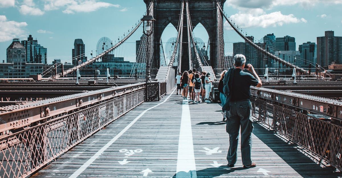 Um homem está parado em uma ponte olhando a cidade.