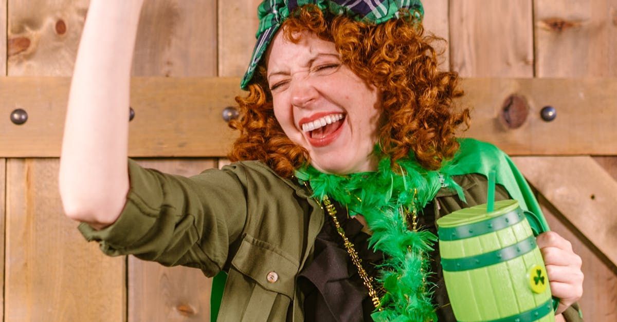 Uma mulher fantasiada de duende está segurando um barril verde.