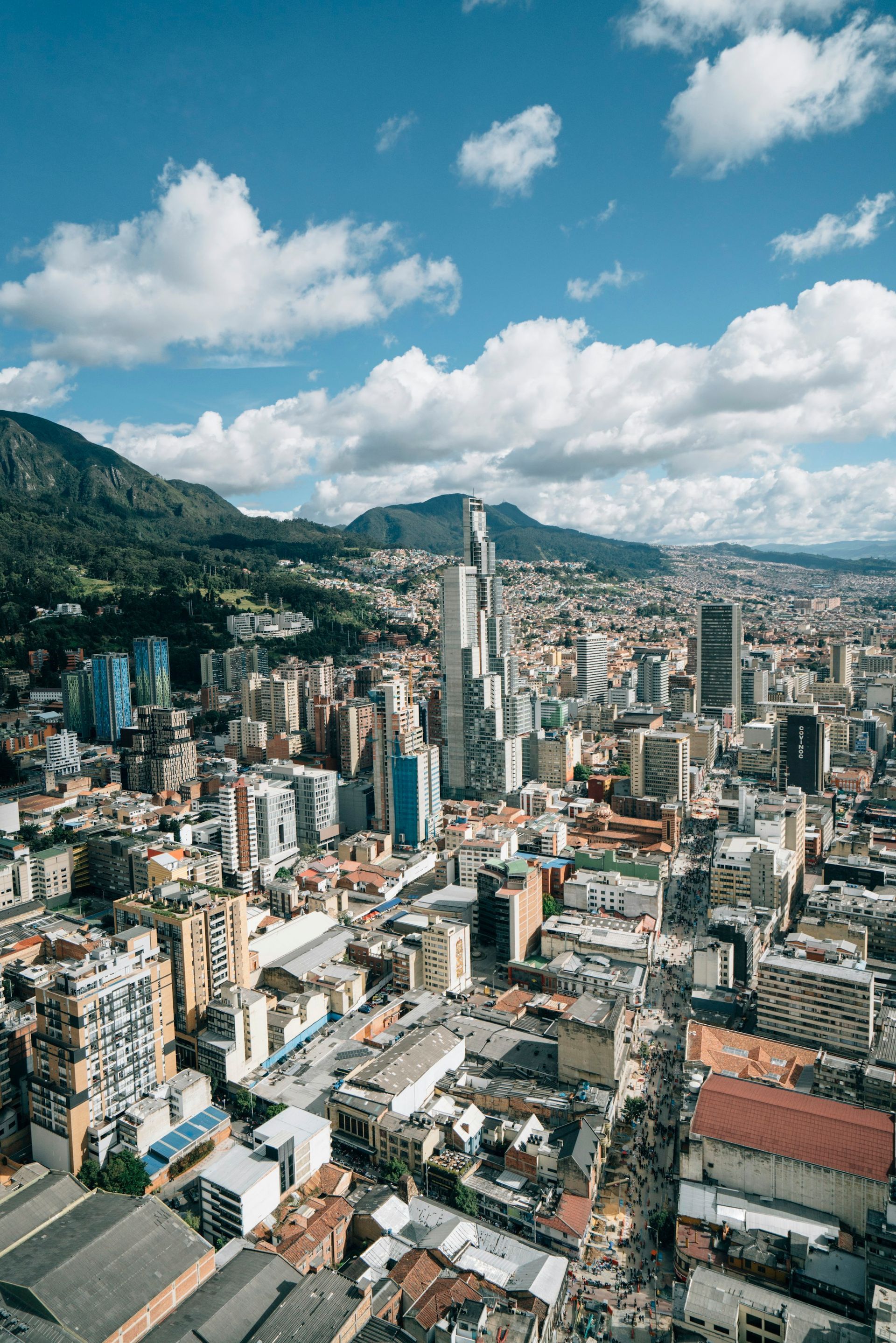 Uma vista aérea de uma cidade com montanhas ao fundo.