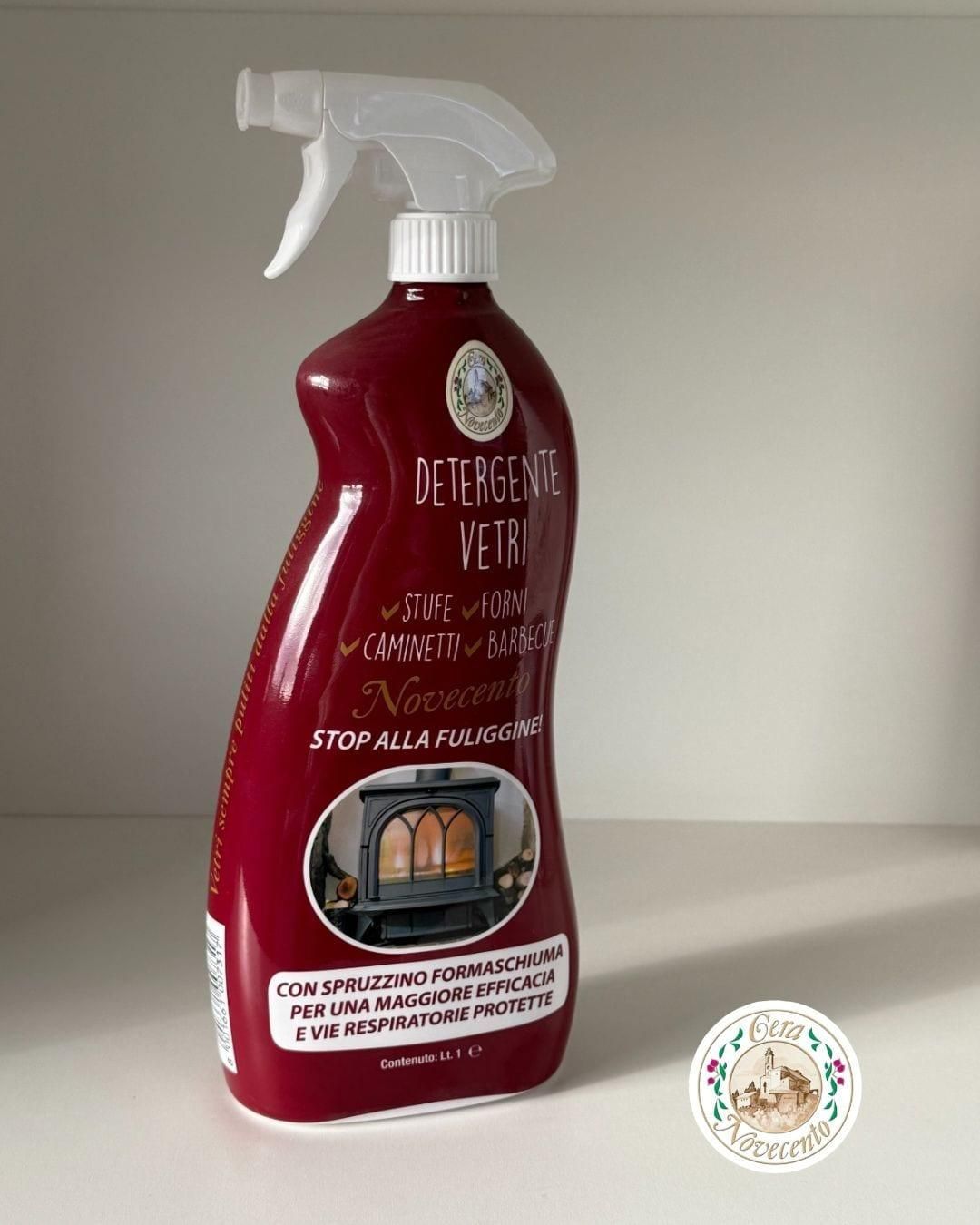 Flacone spray color bordeaux per la pulizia dei vetri del camino, con l'immagine di una stufa accesa e le informazioni sul prodotto in italiano.