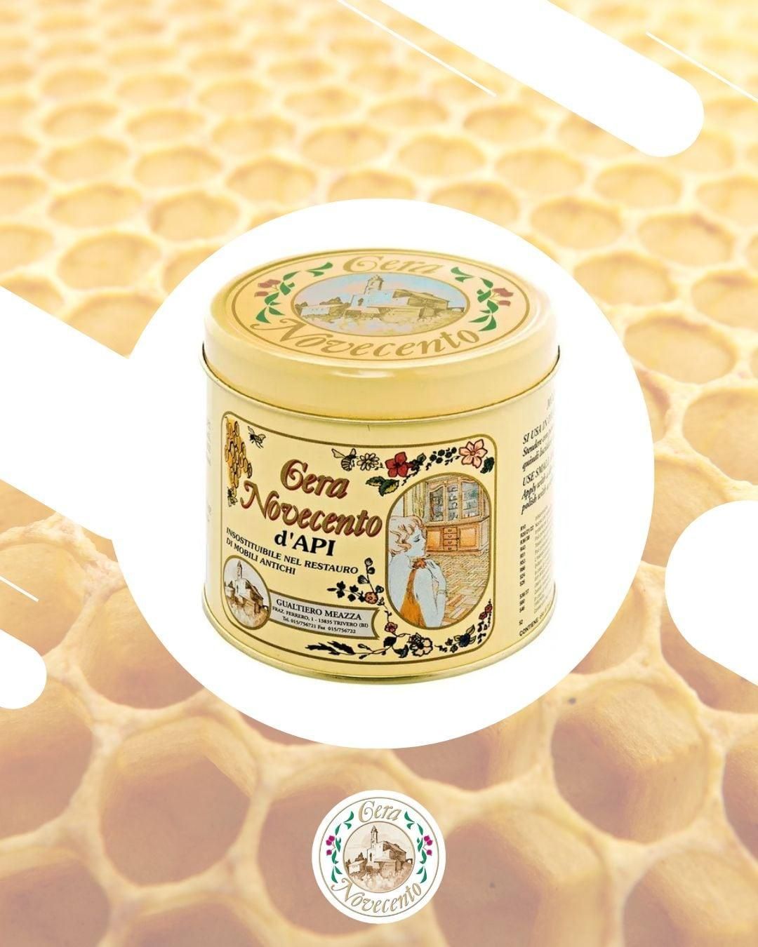 Una scatola gialla di cera d'api Cera Novecento d'Api, centrata su uno sfondo a nido d'ape sfocato.