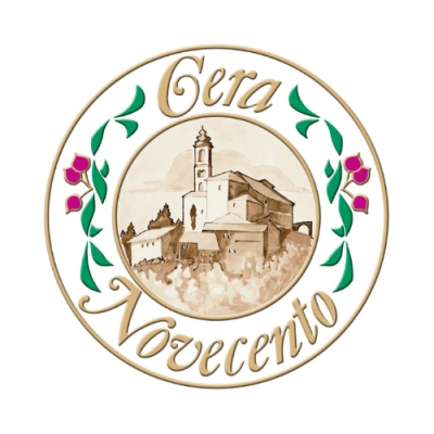 Logo con un disegno a inchiostro di un villaggio, incorniciato da foglie verdi e bacche rosa, e la scritta 
