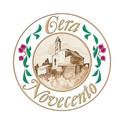 Un logo circolare raffigurante lo schizzo di un villaggio italiano con un campanile, circondato da foglie verdi e fiori color magenta.