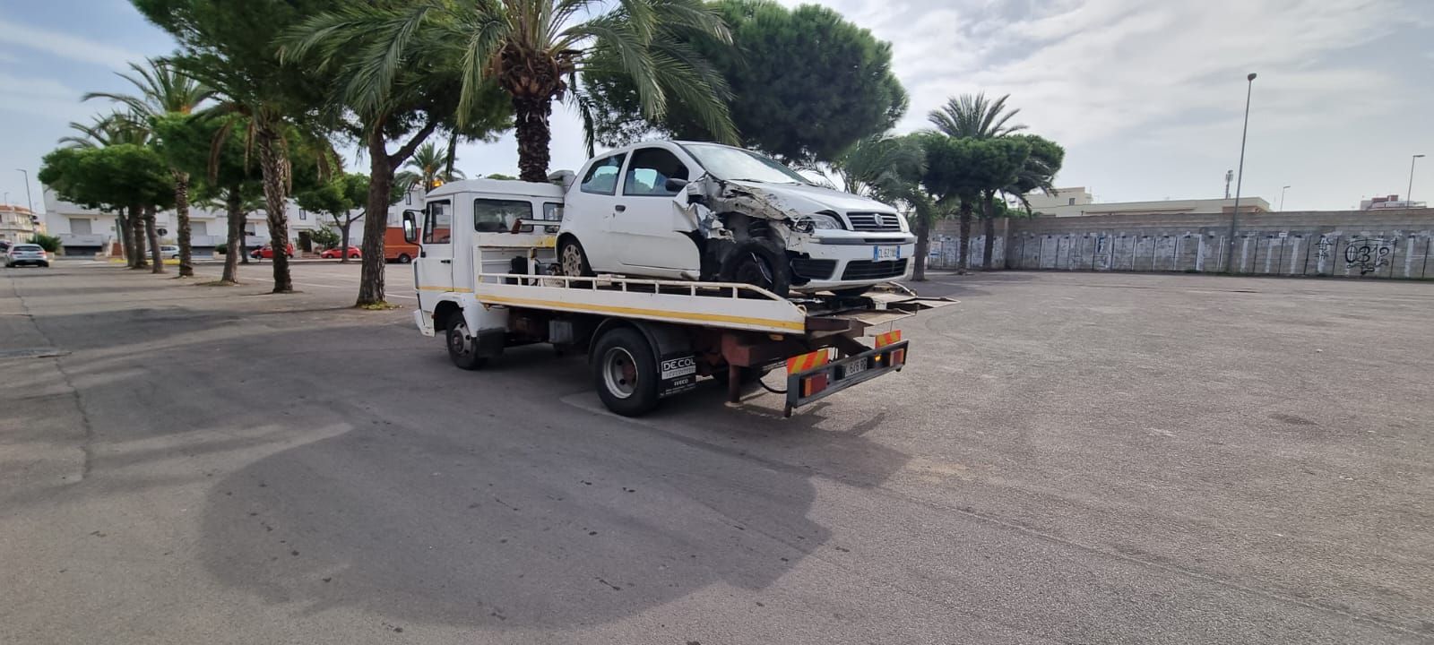 Un carro attrezzi con un'auto sul retro.