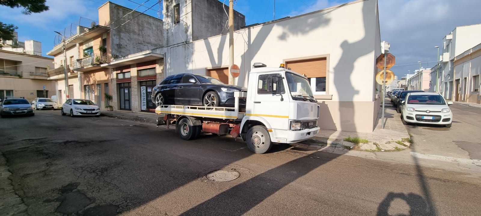 Un carro attrezzi trasporta un'auto sul retro.