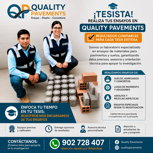 Dos trabajadores de Quality Pavements revisan la pantalla de un ordenador con texto y logotipos de servicios en español.