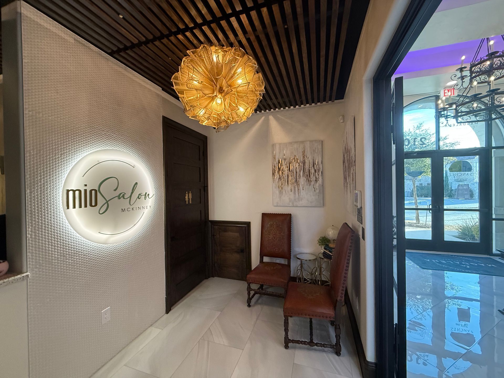 A waiting room with a sign that says mio salon