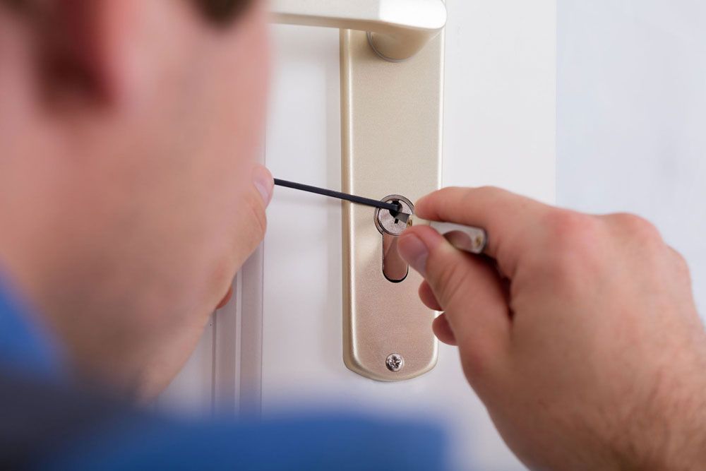 locksmith fixing lock locksmith fixing lock