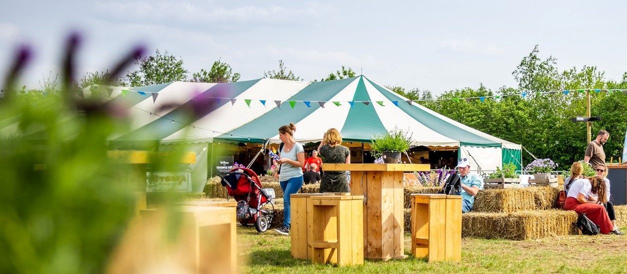 Grote feesttent huren 