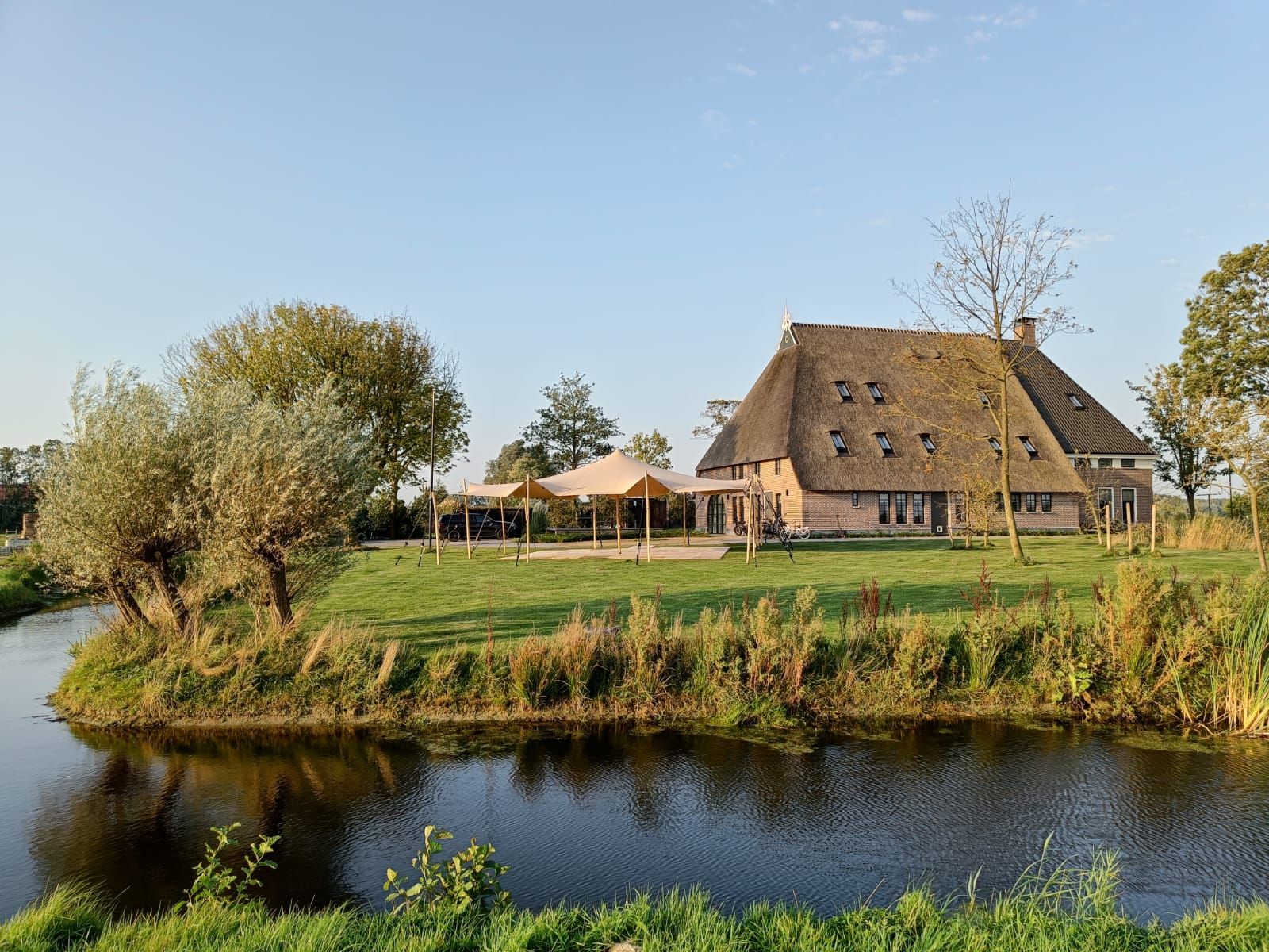 Beige tent huren voor feest thuis in Noord Nederland