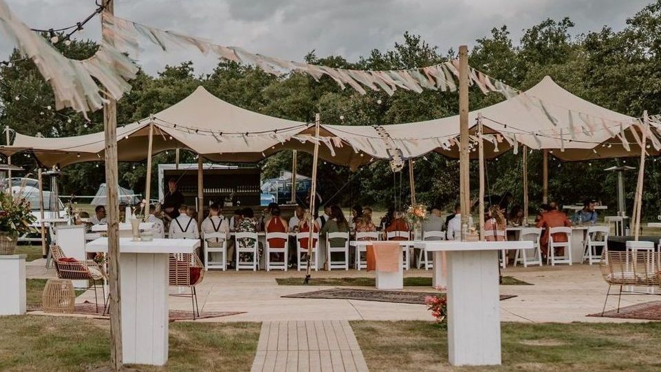 Tent huren zittend diner tijdens huwelijksdag