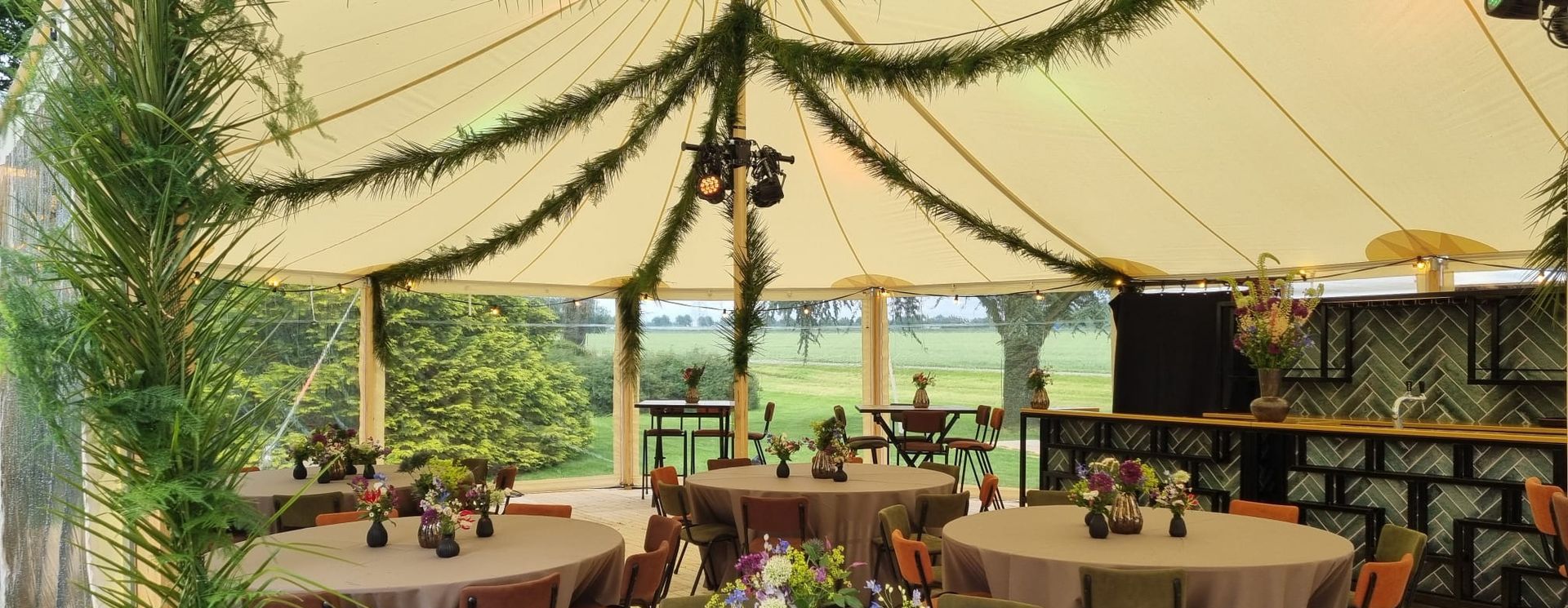 Lichtdoorlatende tent huren 