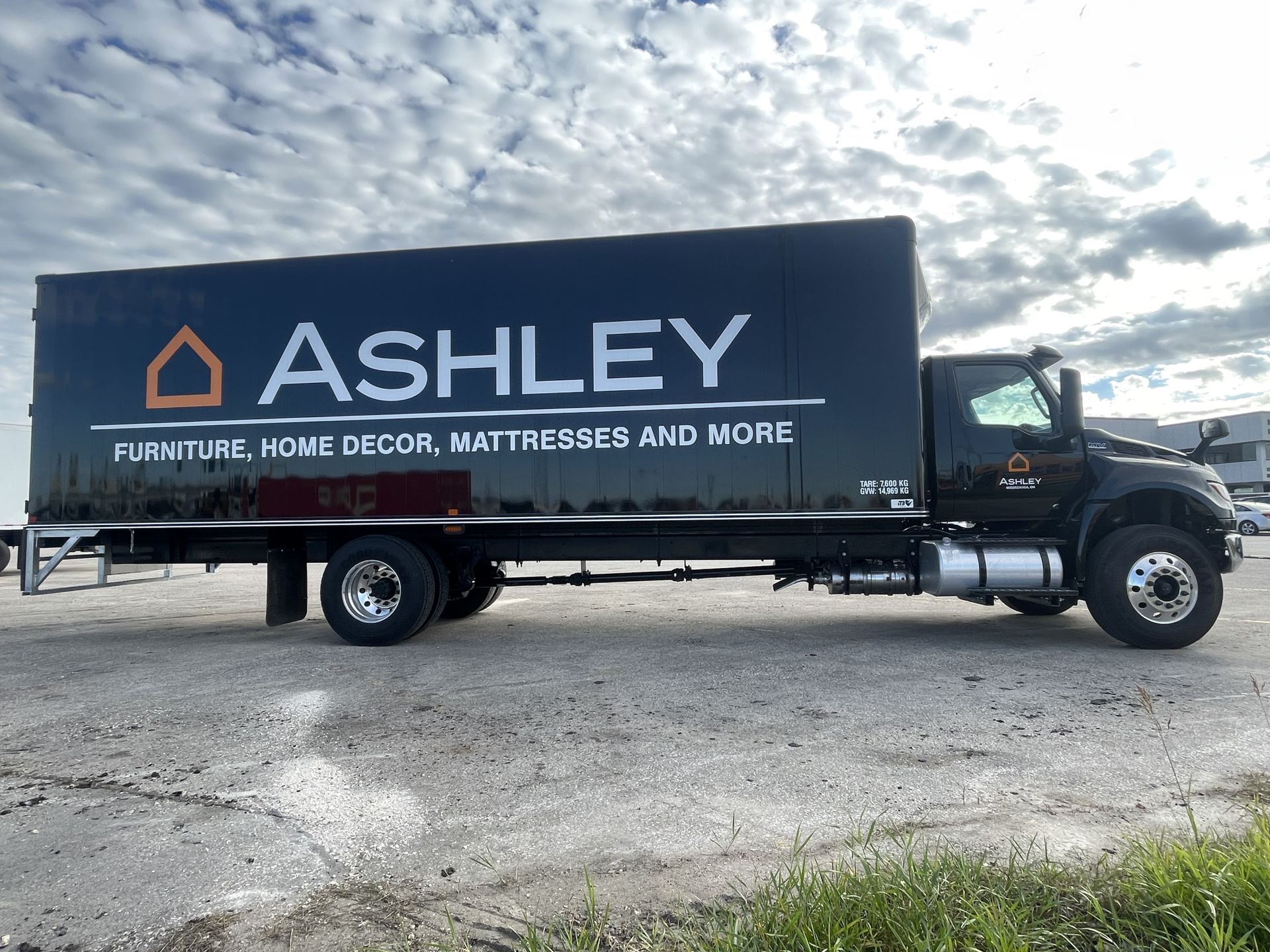 An ITB Trucks Dry Freight forashley truck is parked in a parking lot.