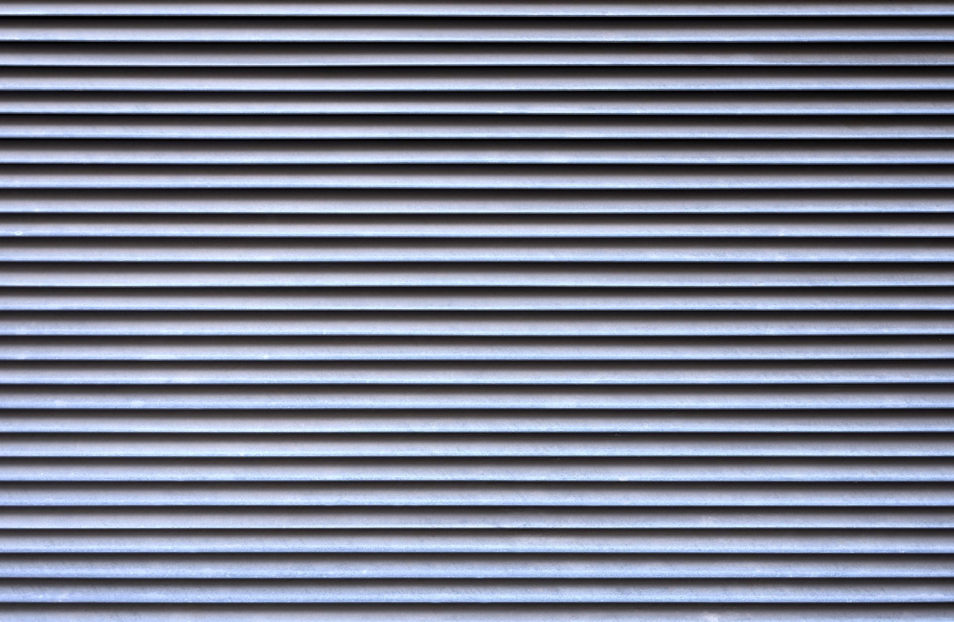 Lattes métalliques horizontales, parallèles, gris clair.