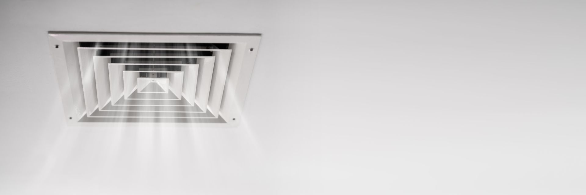 L'air sort par la bouche d'aération sur le mur.