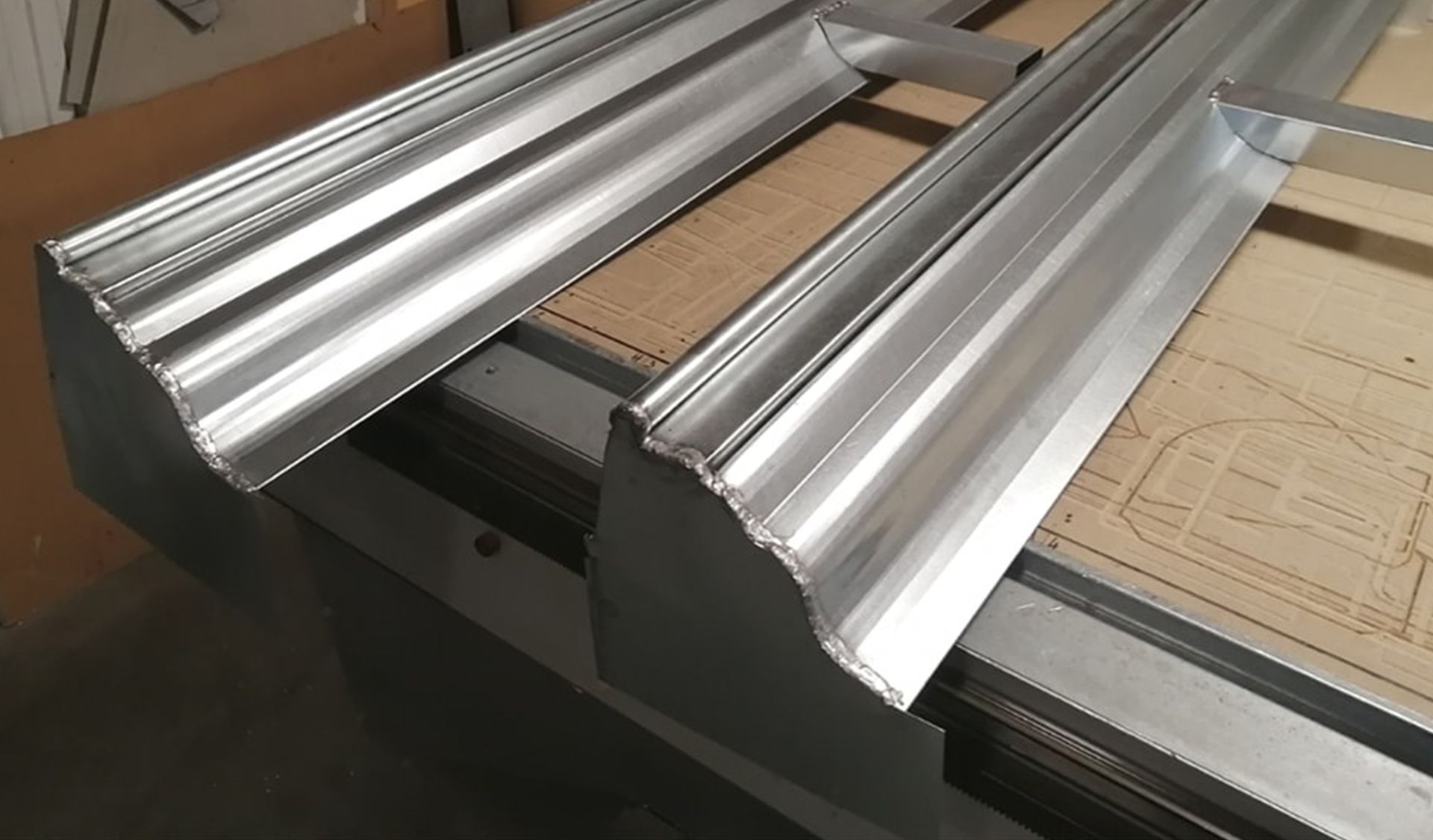 Deux morceaux de métal sont posés sur une table