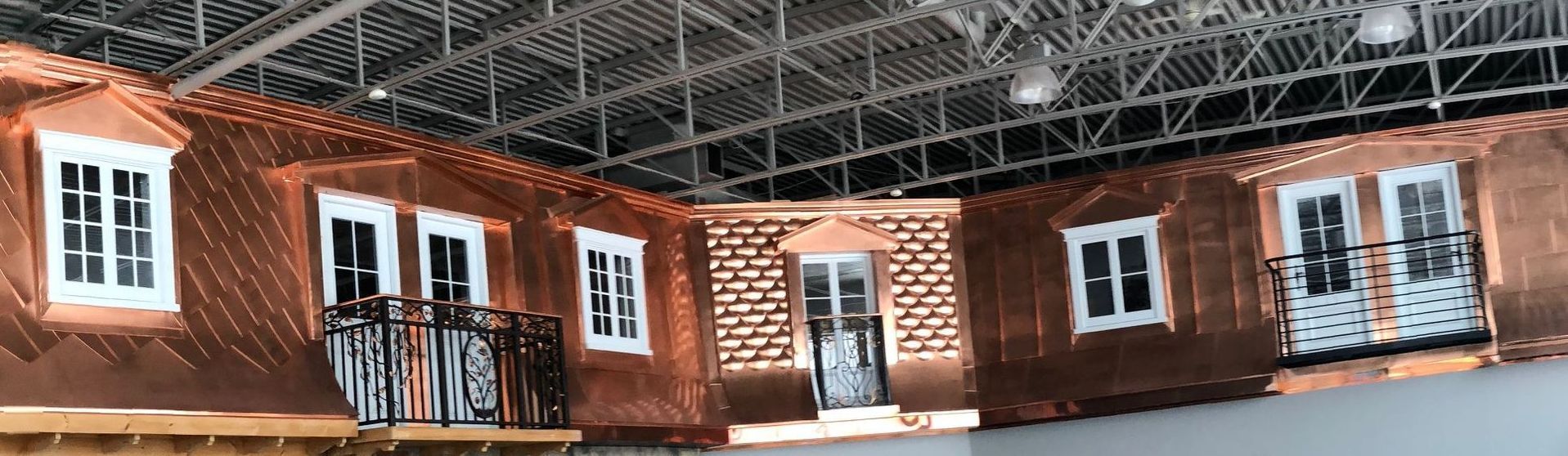 Un grand immeuble avec beaucoup de fenêtres et un balcon.