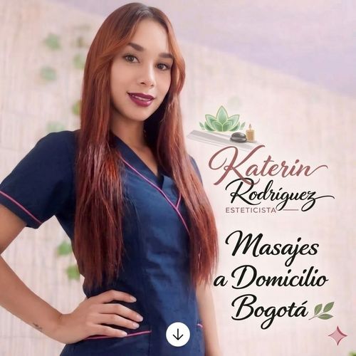 Mujer con uniforme azul marino promocionando los servicios de masajes a domicilio