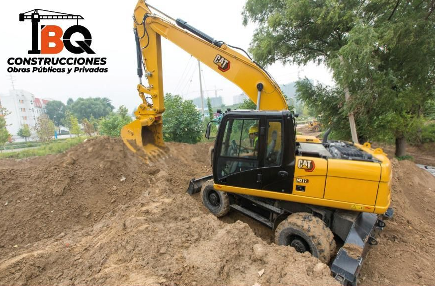 Excavadora amarilla cavando en tierra; sitio de construcción.
