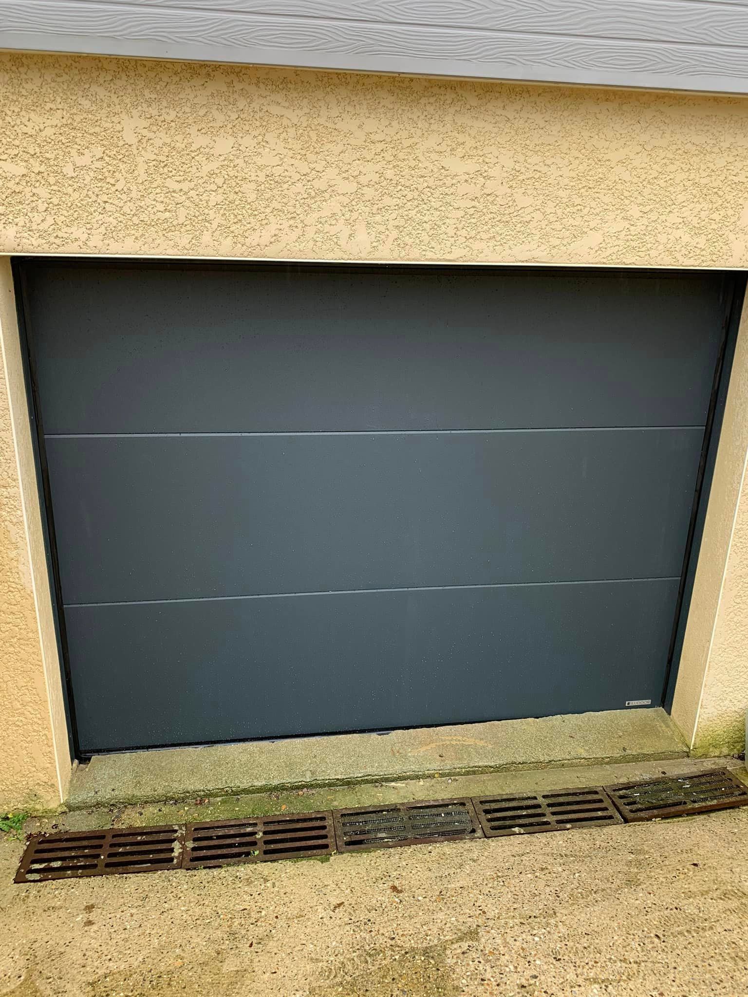 Une porte de garage à panneaux installée à Yvetot 