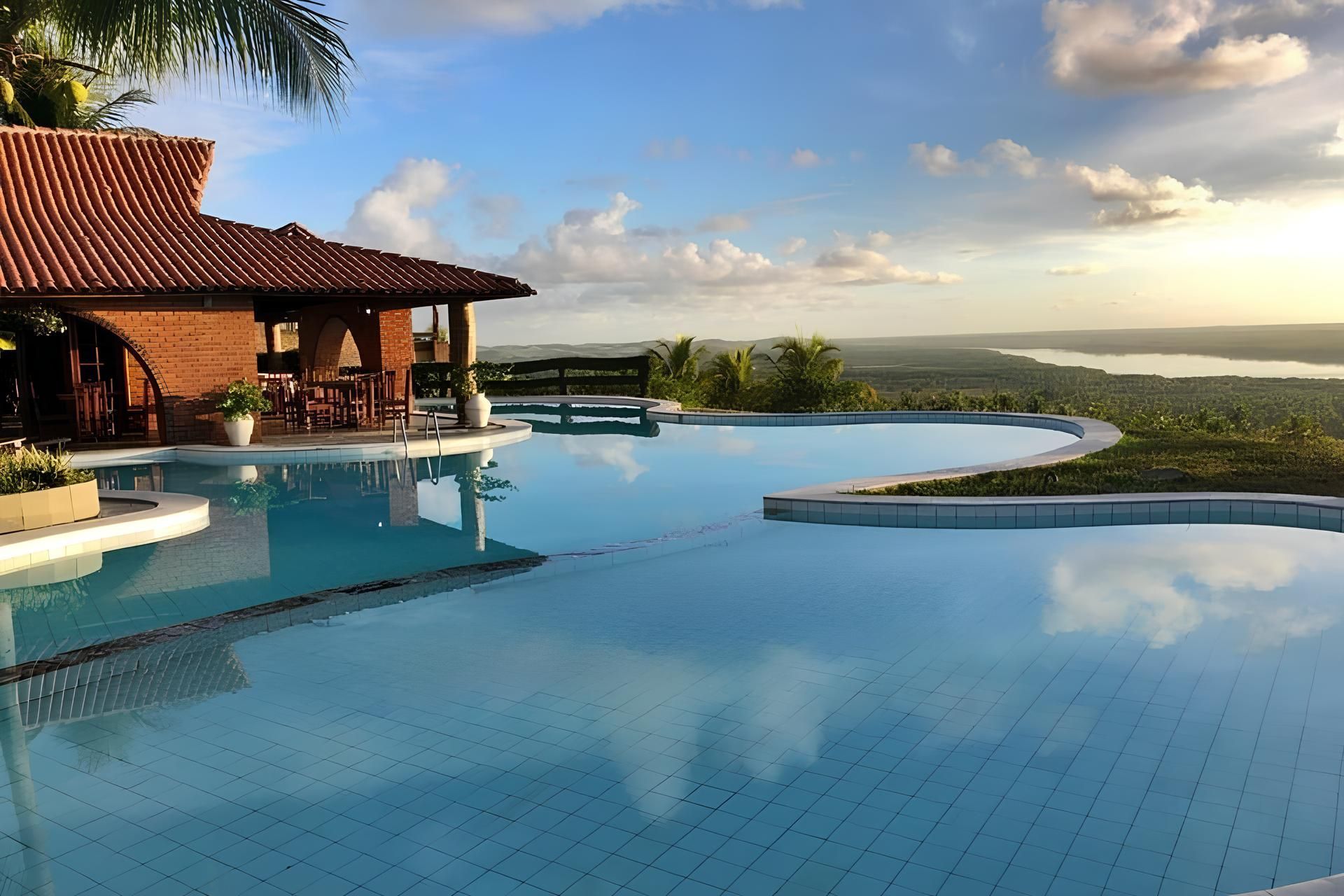 Um grande edifício com uma piscina em frente