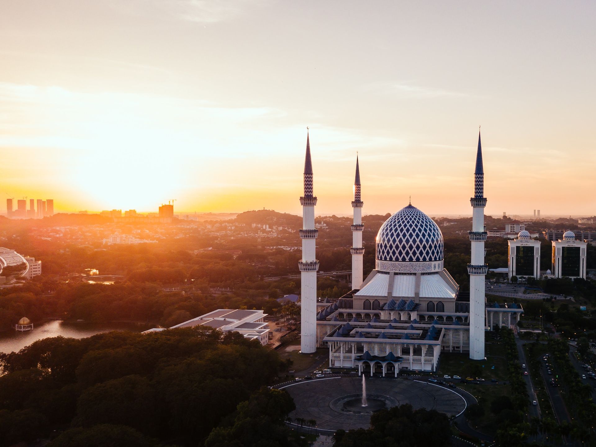 Christ is leading thousands of Muslims to Himself