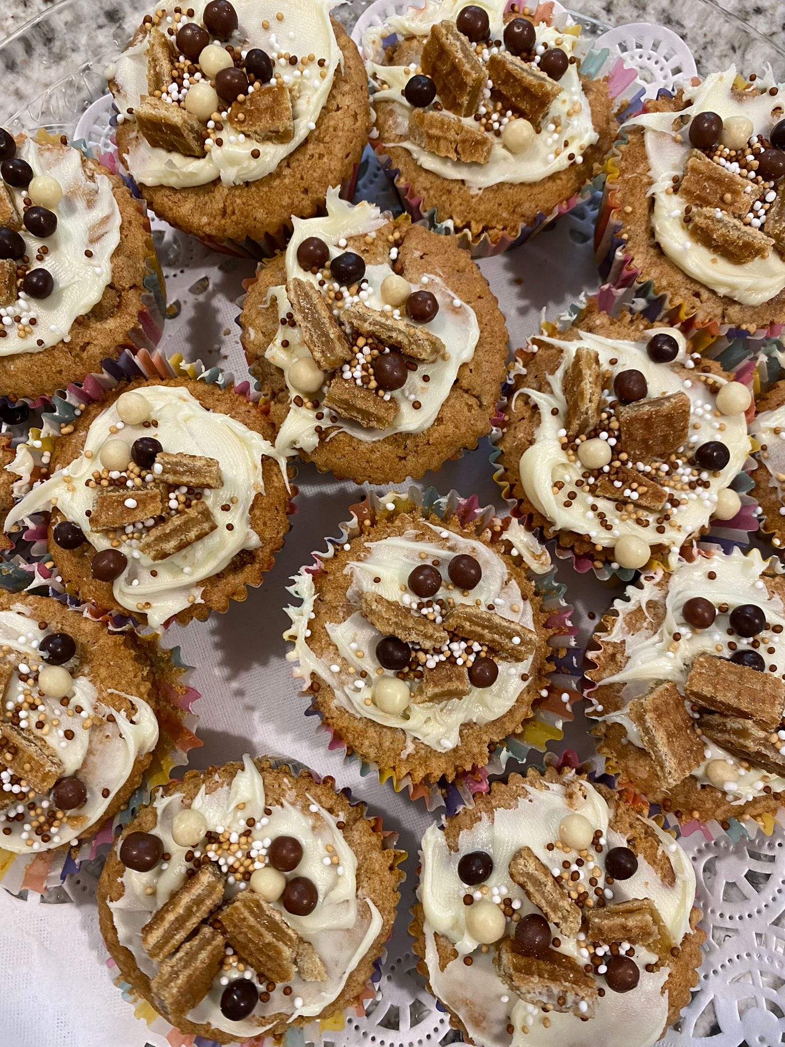 Een stel cupcakes die op elkaar op een bord zitten.