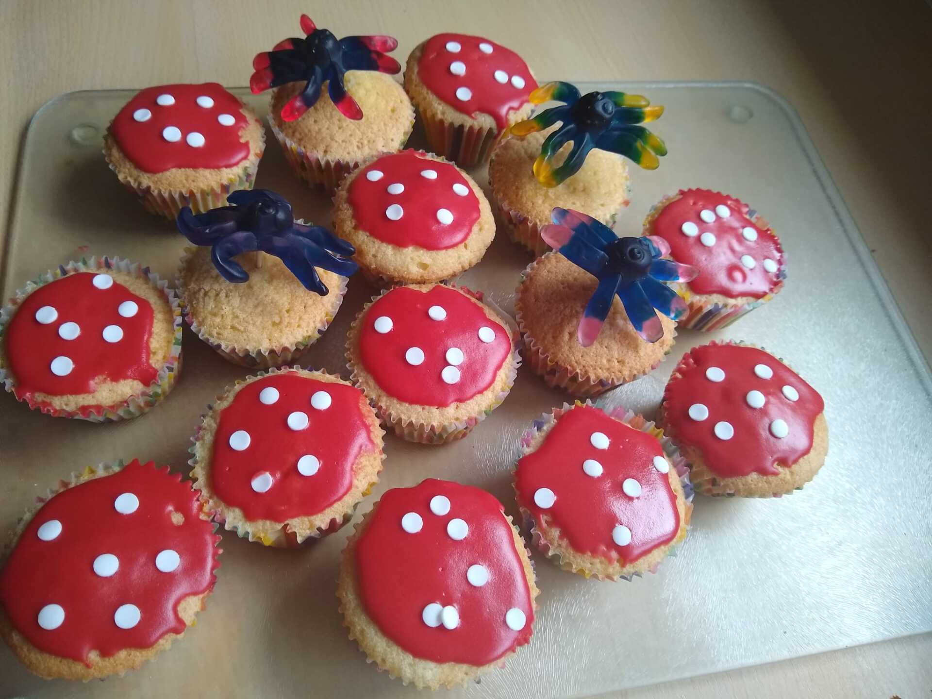 Een stel cupcakes met rood glazuur en witte stippen