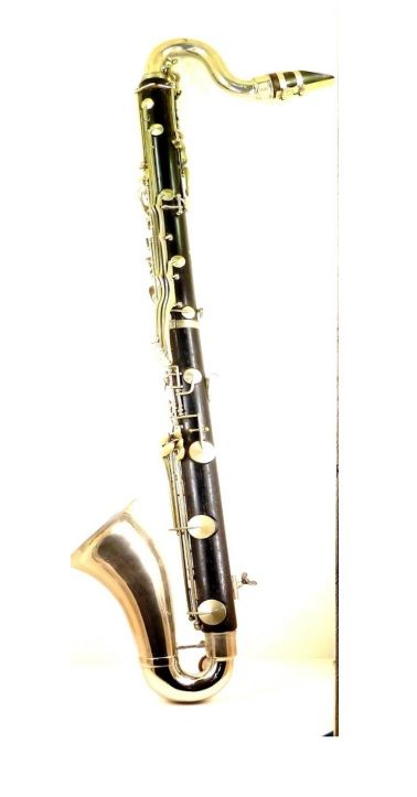 Een close up van een saxofoon op een witte achtergrond