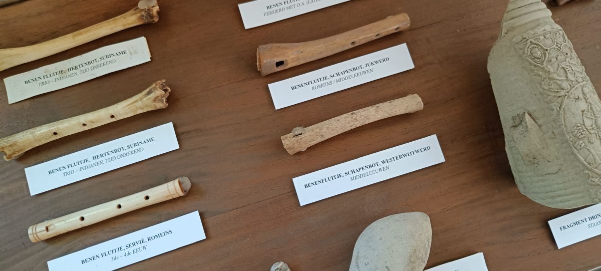 Benen fluitjes in Museum Vosbergen
