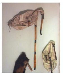 Aan de muur hangt een doedelzak naast een andere doedelzak