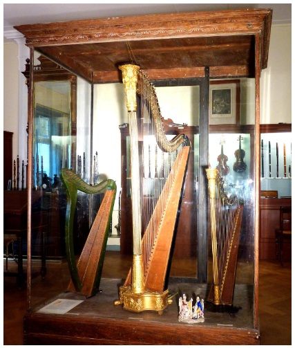 Drie harpen worden tentoongesteld in een glazen kast
