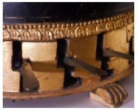 Een close-up van de zijkant van een muziekinstrument met  een gouden rand.